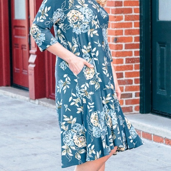 midi dress featuring an allover floral print - Picture 3 of 3